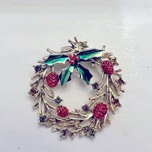 ⭐️3/$15 Vintage Christmas Wreath Gold Tone Pin Red Pinecones Rhinestones 1990s